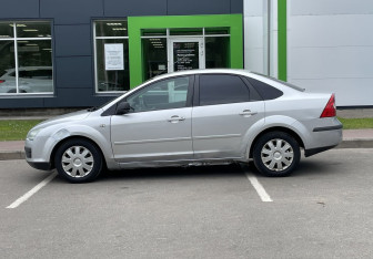 Подержанный автомобиль Ford Focus Sedan 2005 года (8 фото)