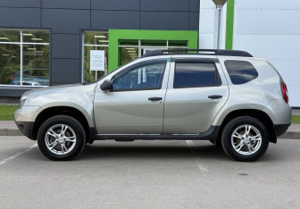 Подержанный автомобиль Renault Duster 2015 года (8 фото)