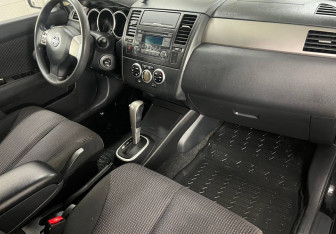 Подержанный автомобиль Nissan Tiida Hatchback 2013 года (12 фото)