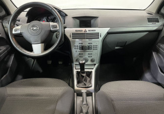 Подержанный автомобиль Opel Astra Sedan 2011 года (11 фото)
