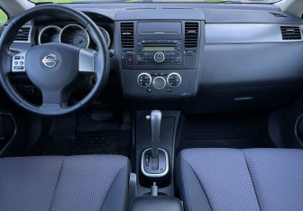 Подержанный автомобиль Nissan Tiida Hatchback 2008 года (11 фото)