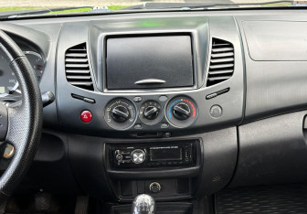 Подержанный автомобиль Mitsubishi L200 2015 года (13 фото)