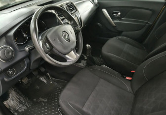 Подержанный автомобиль Renault Sandero 2016 года (11 фото)