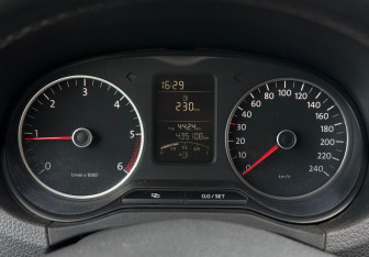 Подержанный автомобиль Volkswagen Amarok 2010 года (12 фото)