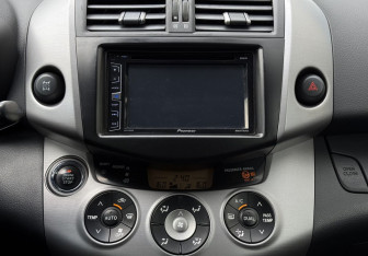 Подержанный автомобиль Toyota RAV4 2006 года (13 фото)