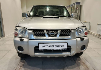 Подержанный автомобиль Nissan NP300 2012 года (4 фото)