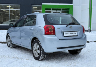 Подержанный автомобиль Toyota Corolla Hatchback 2006 года (7 фото)