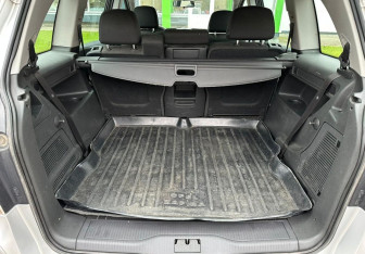 Подержанный автомобиль Opel Zafira Compactvan 2010 года (15 фото)