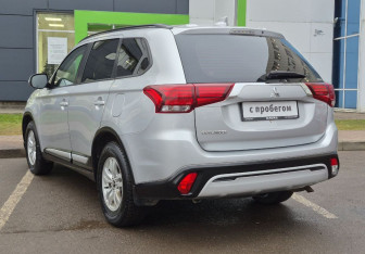 Подержанный автомобиль Mitsubishi Outlander 2022 года (7 фото)