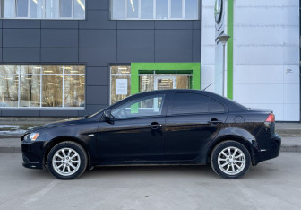 Подержанный автомобиль Mitsubishi Lancer Sedan 2011 года (8 фото)