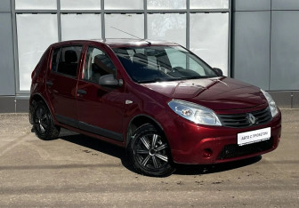 Подержанный автомобиль Renault Sandero 2011 года (3 фото)