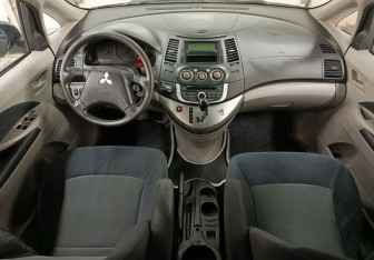 Подержанный автомобиль Mitsubishi Grandis 2007 года (12 фото)