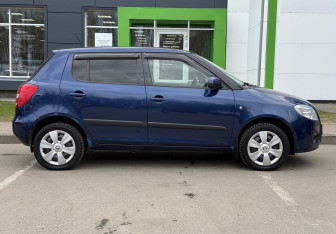 Подержанный автомобиль Skoda Fabia Hatchback 2010 года (4 фото)