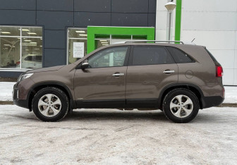 Подержанный автомобиль Kia Sorento 2015 года (8 фото)