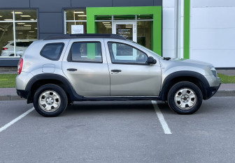 Подержанный автомобиль Renault Duster 2015 года (4 фото)