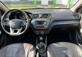 Подержанный автомобиль Kia Rio Hatchback 2015 года (9 фото)