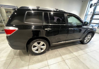 Подержанный автомобиль Toyota Highlander 2011 года (4 фото)
