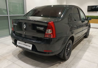 Подержанный автомобиль Renault Logan Sedan 2010 года (8 фото)