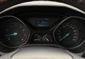 Подержанный автомобиль Ford Focus Hatchback 2013 года (12 фото)