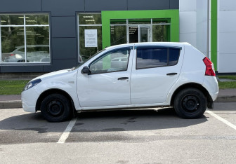 Подержанный автомобиль Renault Sandero 2010 года (8 фото)