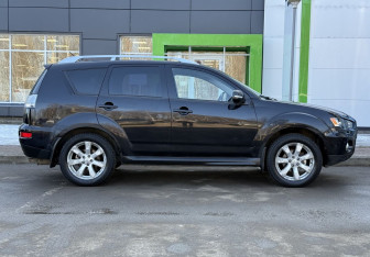 Подержанный автомобиль Mitsubishi Outlander 2010 года (4 фото)