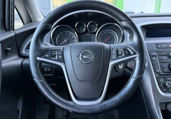 Подержанный автомобиль Opel Astra Sedan 2013 года (13 фото)