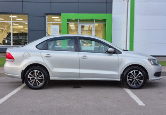 Подержанный автомобиль Volkswagen Polo Sedan 2011 года (8 фото)