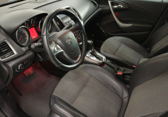 Подержанный автомобиль Opel Astra Hatchback 2011 года (9 фото)