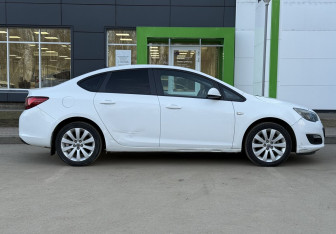 Подержанный автомобиль Opel Astra Sedan 2013 года (4 фото)