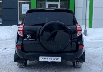 Подержанный автомобиль Toyota RAV4 2010 года (6 фото)