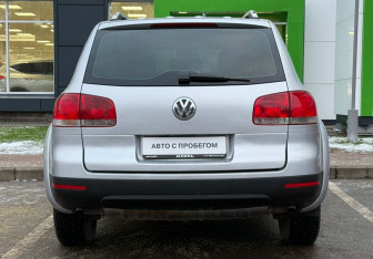 Подержанный автомобиль Volkswagen Touareg 2004 года (5 фото)