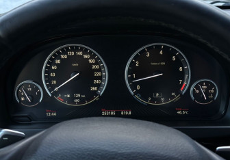 Подержанный автомобиль BMW X6 2016 года (13 фото)