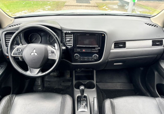 Подержанный автомобиль Mitsubishi Outlander 2014 года (9 фото)