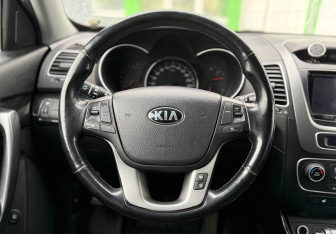 Подержанный автомобиль Kia Sorento 2015 года (12 фото)