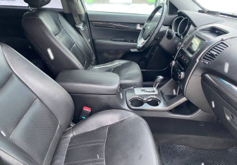 Подержанный автомобиль Kia Sorento 2012 года (9 фото)