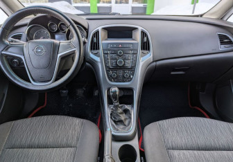 Подержанный автомобиль Opel Astra Sedan 2012 года (9 фото)