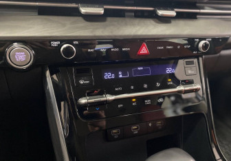 Подержанный автомобиль Kia Carnival 2023 года (18 фото)