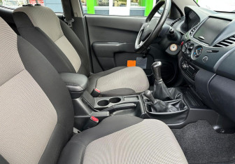 Подержанный автомобиль Mitsubishi L200 2015 года (9 фото)