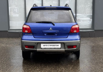 Подержанный автомобиль Mitsubishi Outlander 2005 года (7 фото)