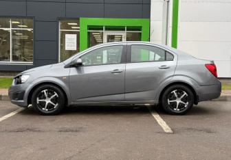 Подержанный автомобиль Chevrolet Aveo Sedan 2013 года (8 фото)