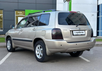 Подержанный автомобиль Toyota Highlander 2005 года (7 фото)