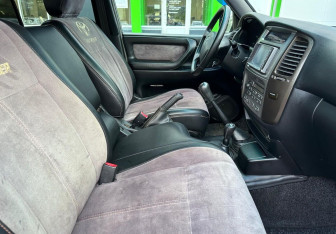 Подержанный автомобиль Toyota Land Cruiser Suv 2006 года (10 фото)