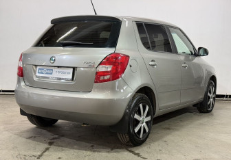 Подержанный автомобиль Skoda Fabia Hatchback 2011 года (5 фото)