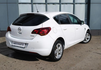 Подержанный автомобиль Opel Astra Hatchback 2011 года (6 фото)