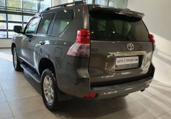 Подержанный автомобиль Toyota Land Cruiser Prado 2010 года (7 фото)