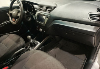 Подержанный автомобиль Kia Rio Hatchback 2012 года (12 фото)