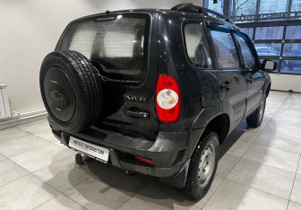 Подержанный автомобиль Chevrolet Niva 2011 года (7 фото)