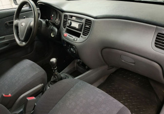 Подержанный автомобиль Kia Rio Hatchback 2005 года (13 фото)