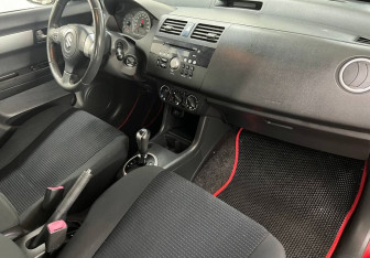 Подержанный автомобиль Suzuki Swift Hatchback 2007 года (12 фото)