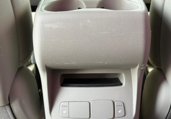 Подержанный автомобиль Kia Carnival 2015 года (18 фото)